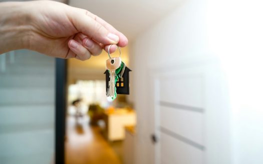 Handing over keys to a rental property in Panama